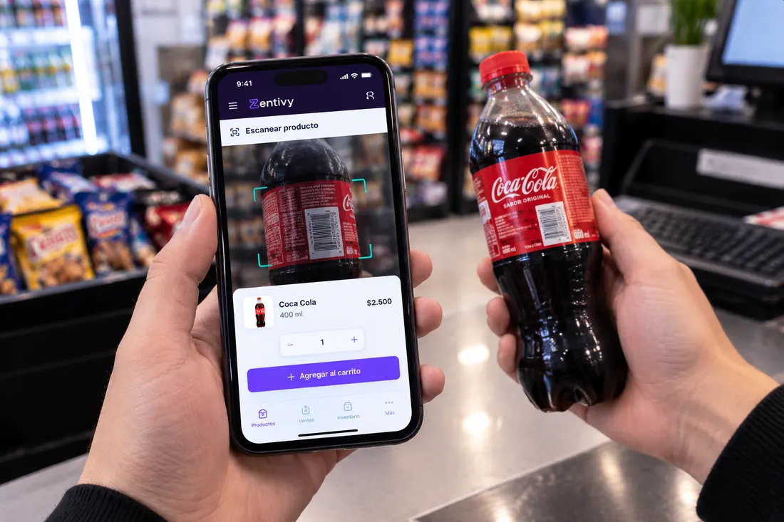 Zentivy escaneando el código de barras de un producto con la cámara del celular en el mostrador de una tienda